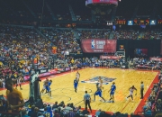 开云体育中国-今夜，他让篮球与足球同频共振，莱万在NBA季后赛之夜，用一场禁区绝杀为自己加冕