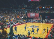 开云体育中国-今夜，他让篮球与足球同频共振，莱万在NBA季后赛之夜，用一场禁区绝杀为自己加冕