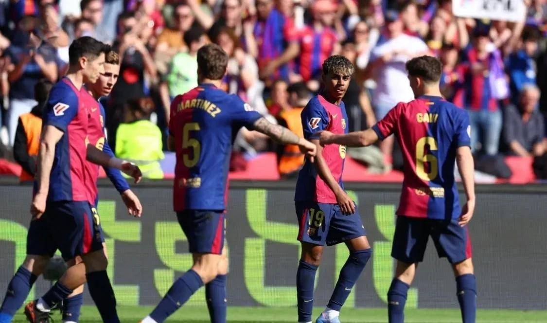 包含塞维利亚客场不敌瓦伦西亚，西甲前四席争夺激烈的词条