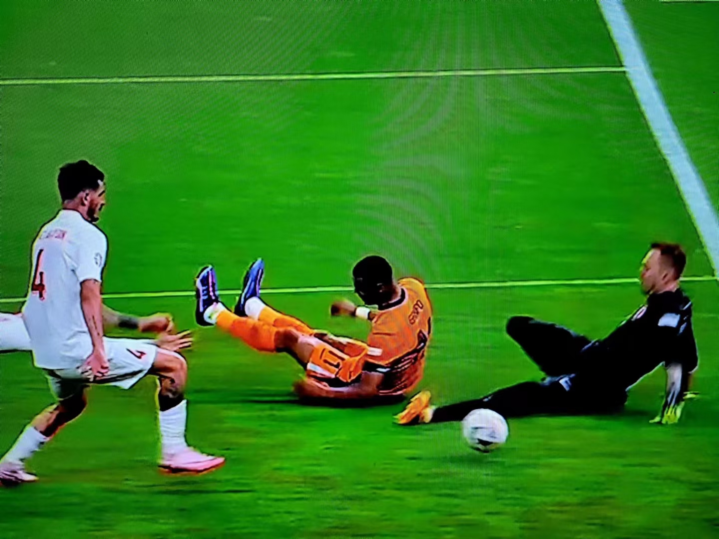 包含足球比赛中发生了激烈的对抗的词条 包含足球比赛中发生了激烈的对抗的词条