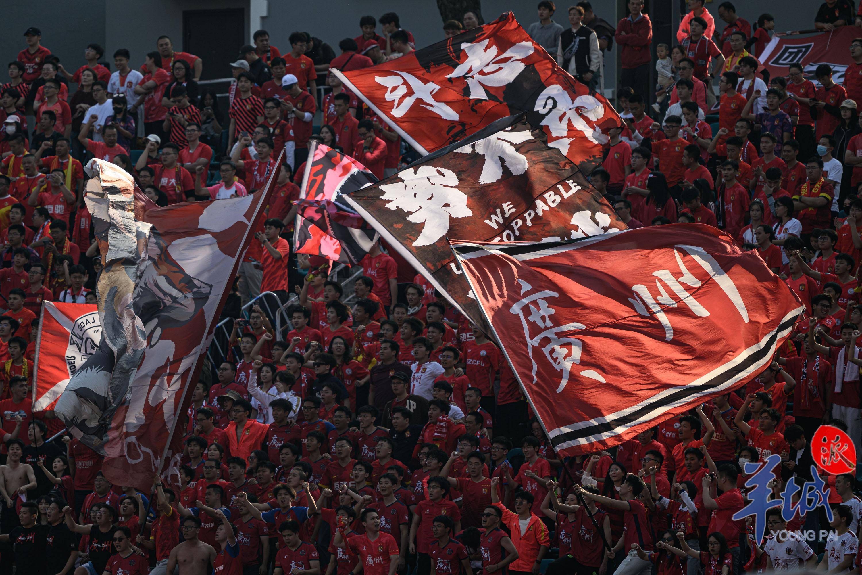 热血澎湃的比赛现场让球迷们沸腾不已！的简单介绍