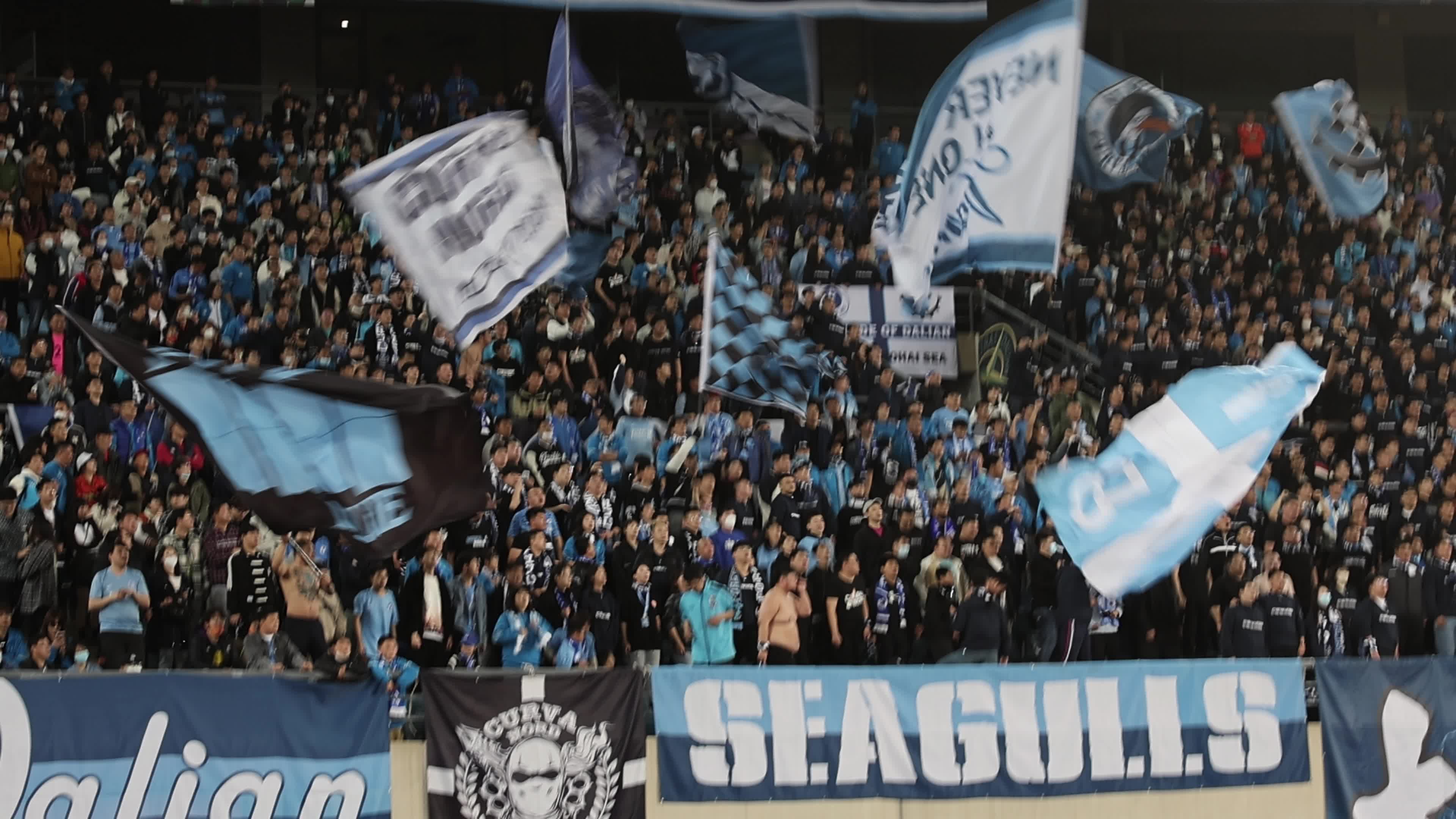 热血澎湃的比赛现场让球迷们沸腾不已！的简单介绍