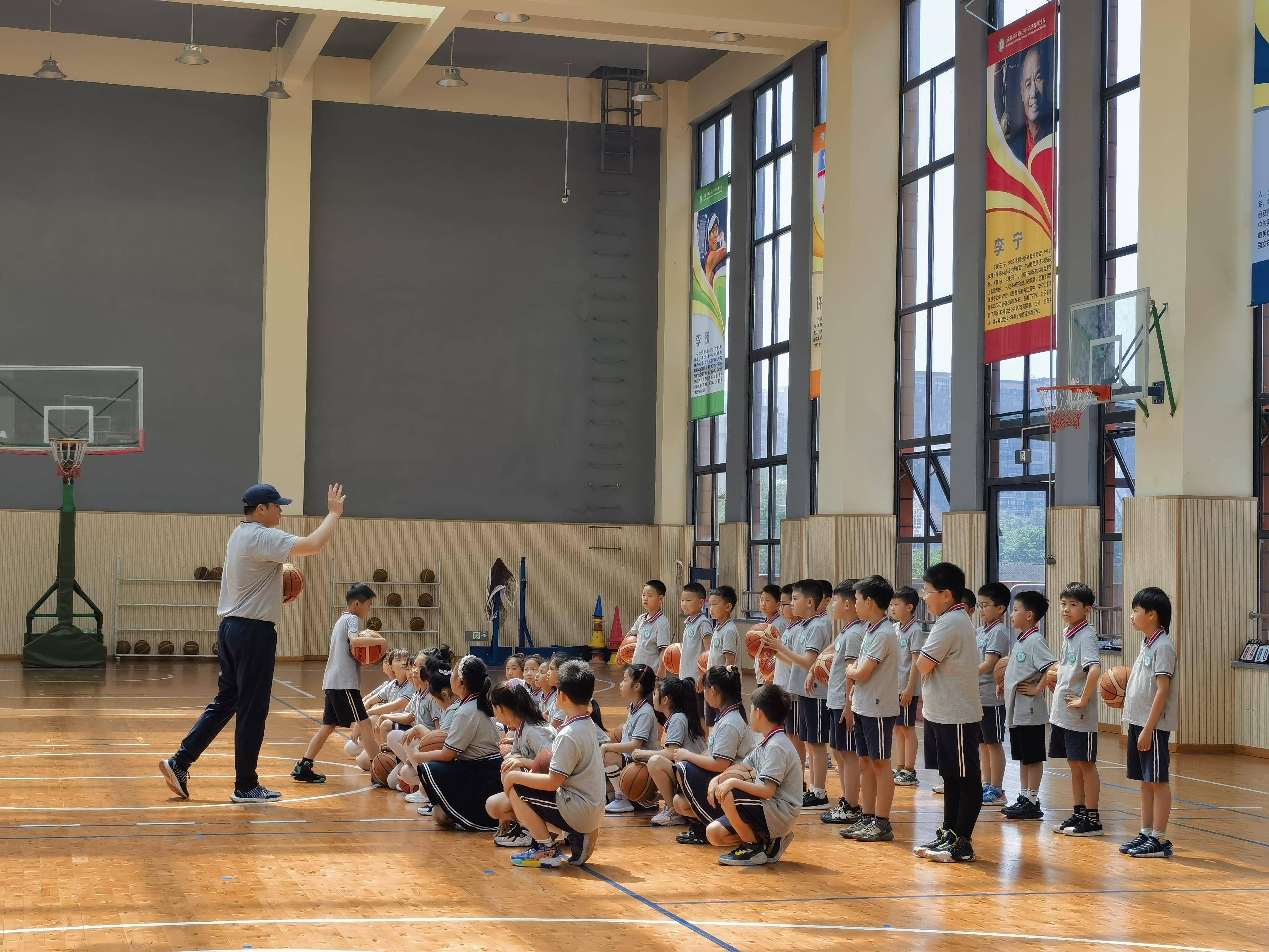 关于篮球教练团队接受新一轮培训，提升教学水平的信息