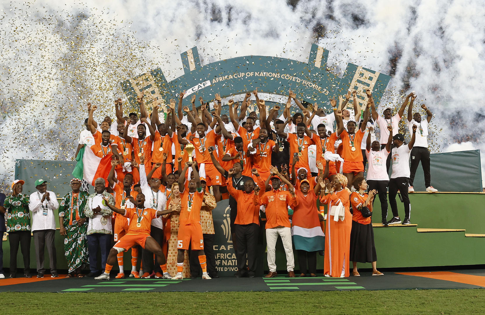 包含东欧代表团队实力强劲赢得喝彩的词条