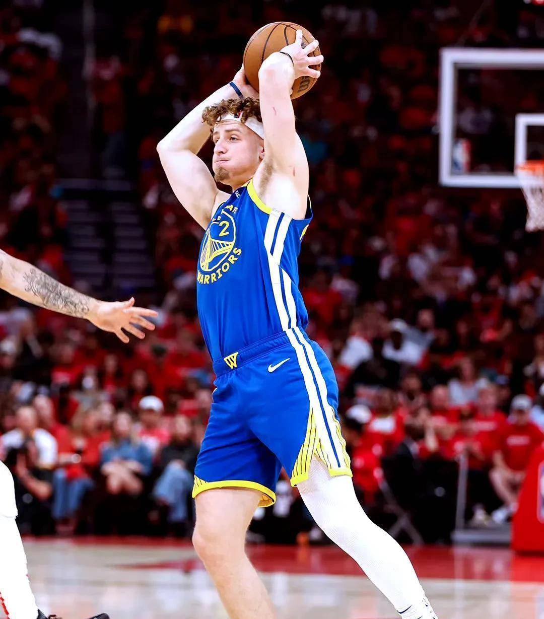 包含火箭客场力克勇士，取得四连胜的词条