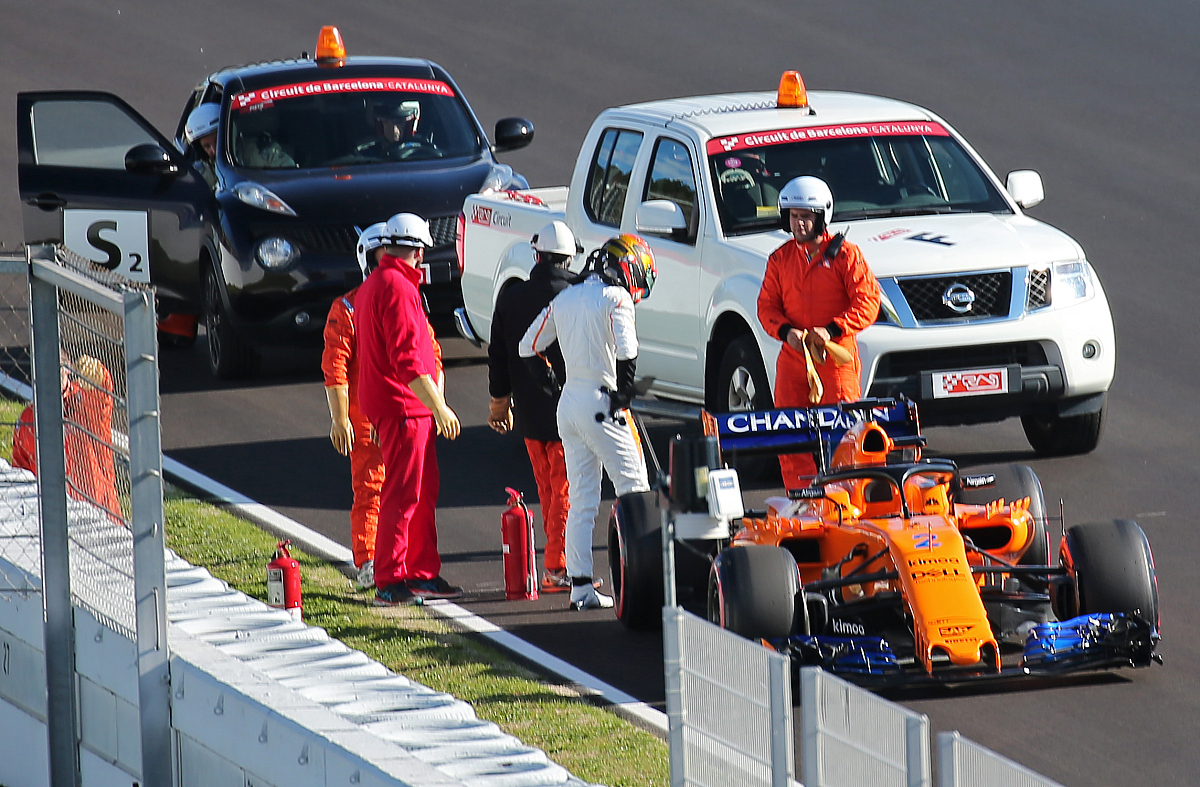 关于阿斯顿马丁险胜红牛车队，塞恩斯统治全场的信息
