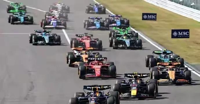 关于阿斯顿马丁险胜红牛车队，塞恩斯统治全场的信息